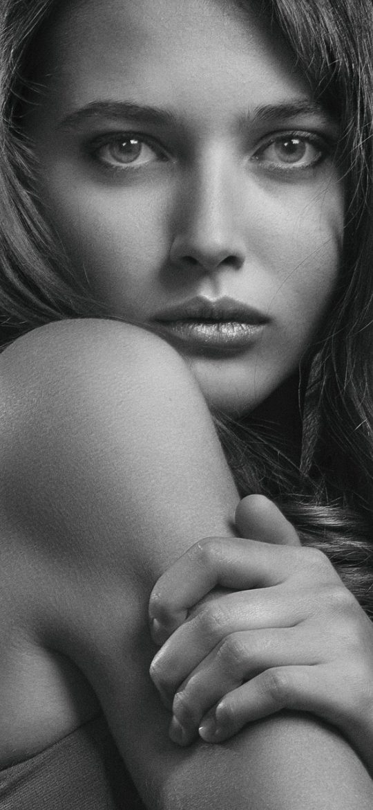 配置对照界面截图，显卡与内存两行已打勾，硬盘余量一行标为红色提示不足，右侧显示建议先升级的排序